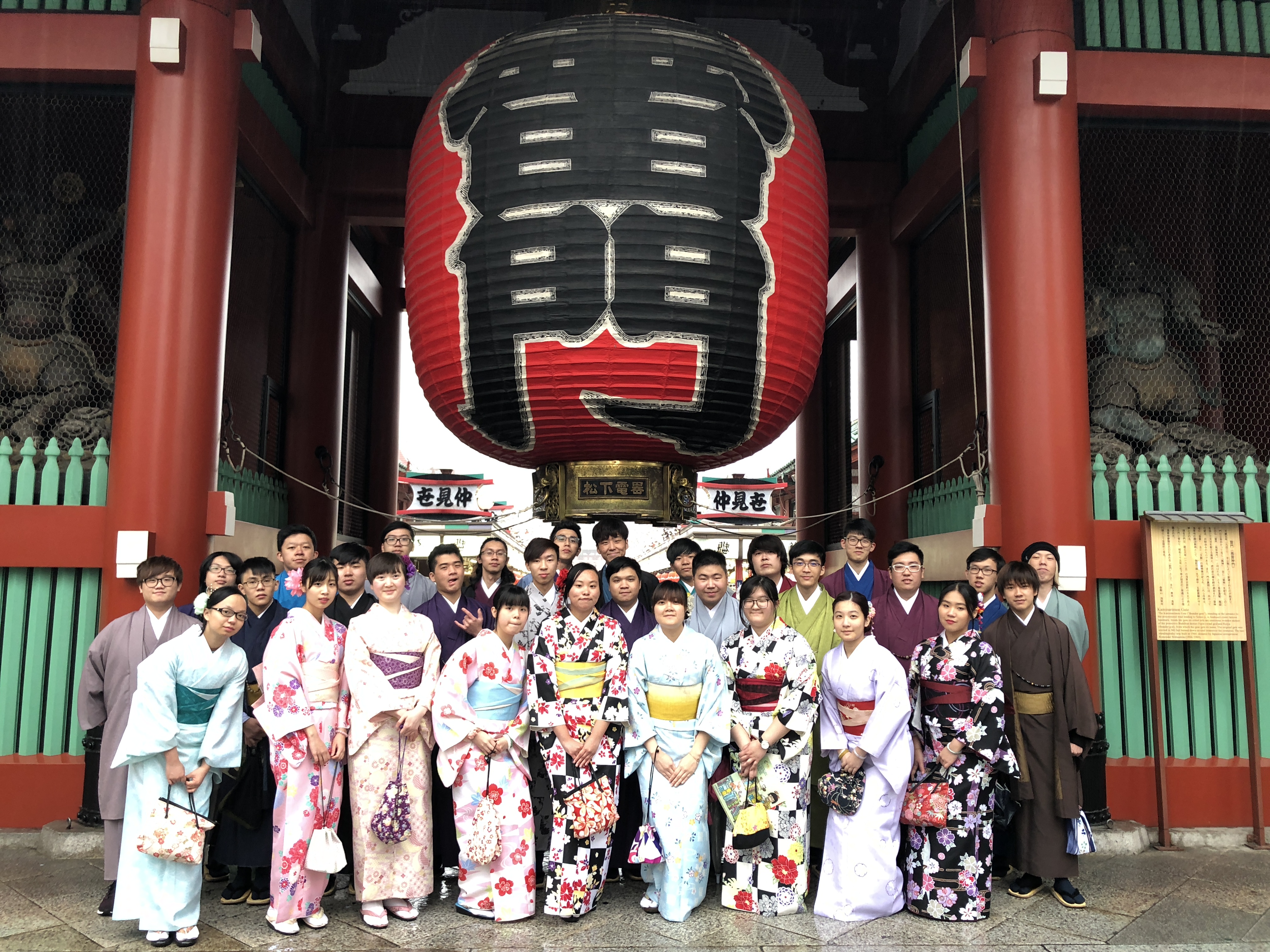 同学在日本透过参观有宗教文化特色的神社、穿著浴衣等，亲身理解日本人的传统文化及习惯。